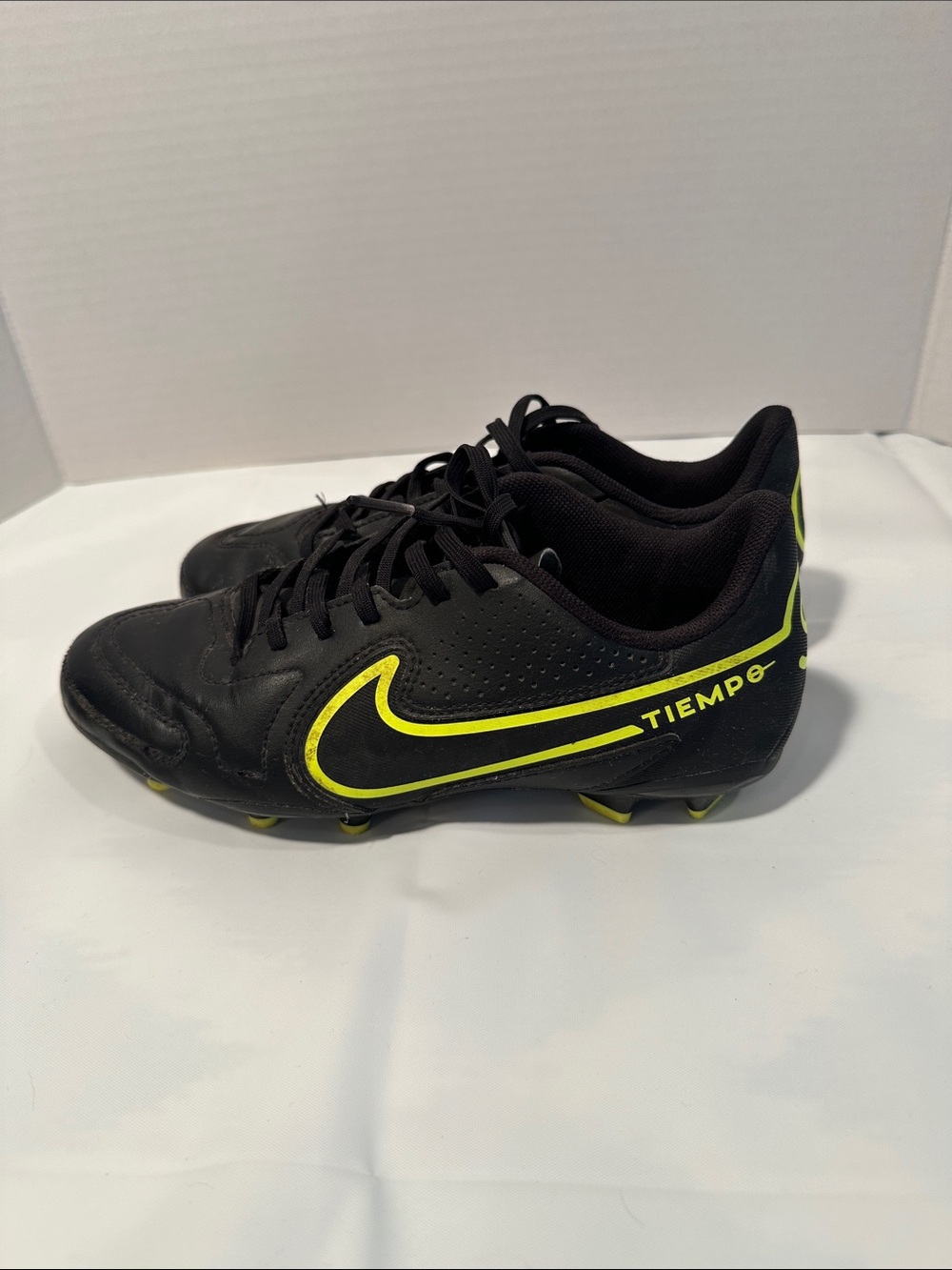 Nike Kids Black Soccer Cleats with Neon Yellow Swoosh size 5Y - Picture 4 of 10